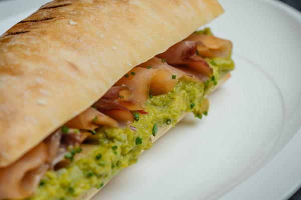 Sandwich cu Somon Afumat si Smash de Avocado